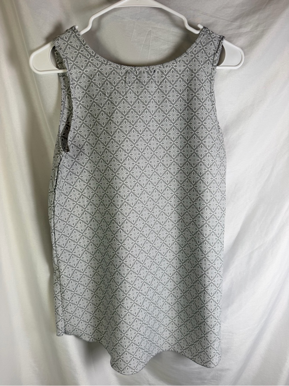 The Royal Standard Gray White Medallion Silky Tank Top Small - Picture 7 of 7